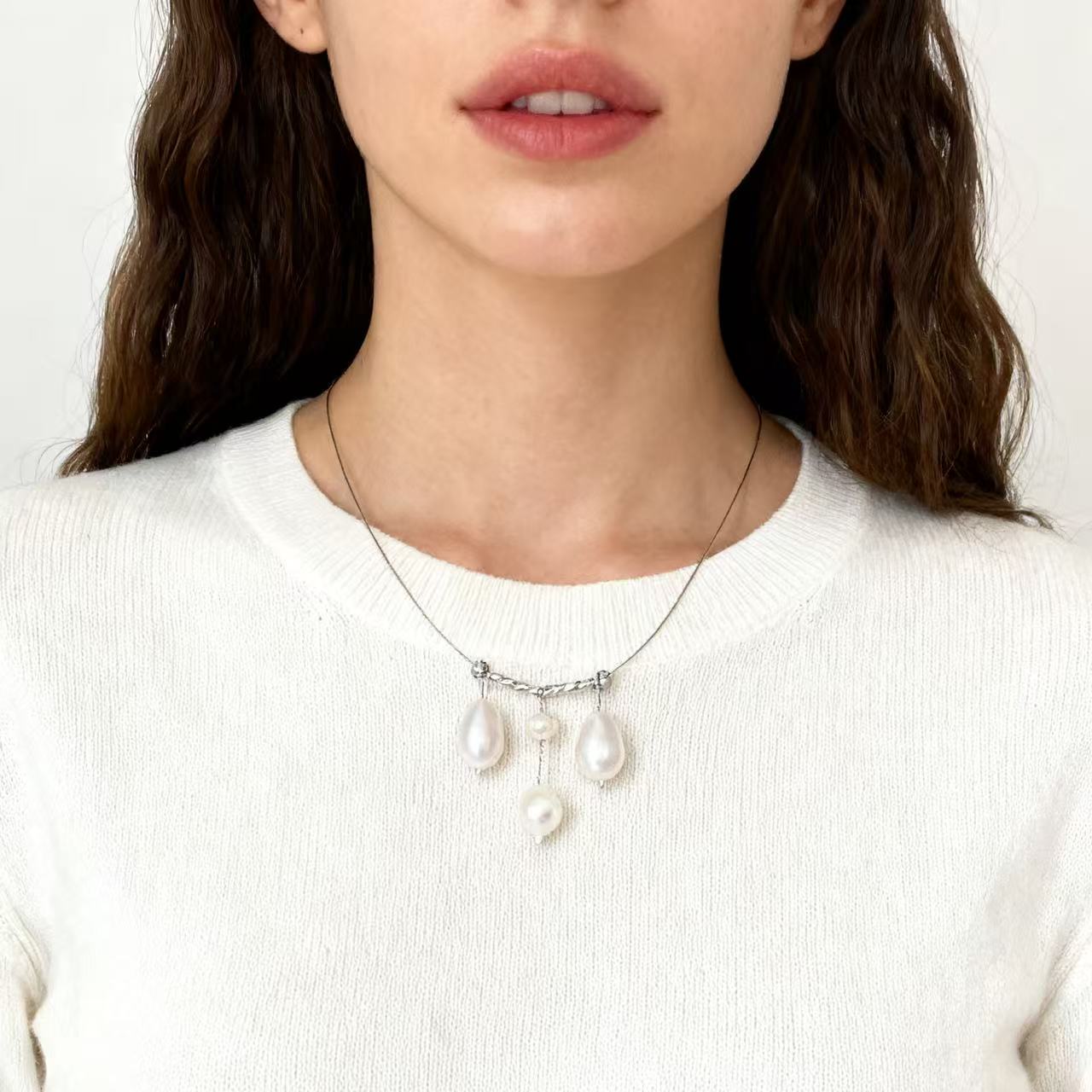 Soft luster pearl details on minimalist necklace