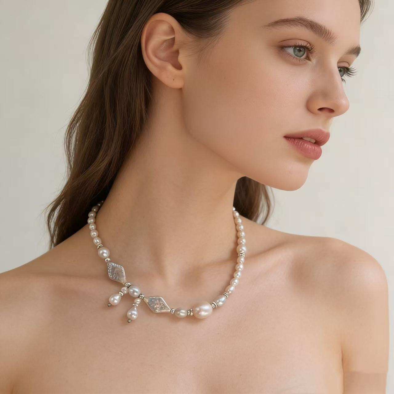 [key design] necklace with [main materials / elements]